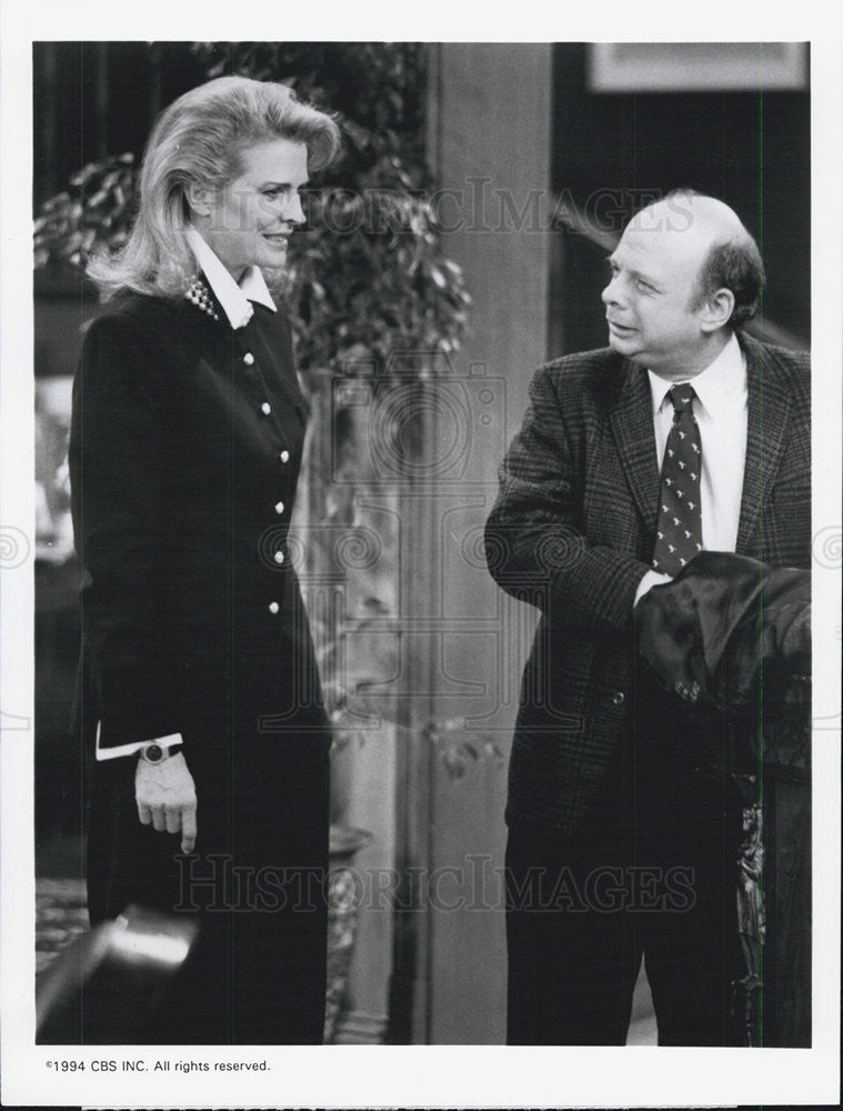 1994 Press Photo Candice Bergen,Wallace Shawn on &quot;Murphy Brown&quot; - Historic Images
