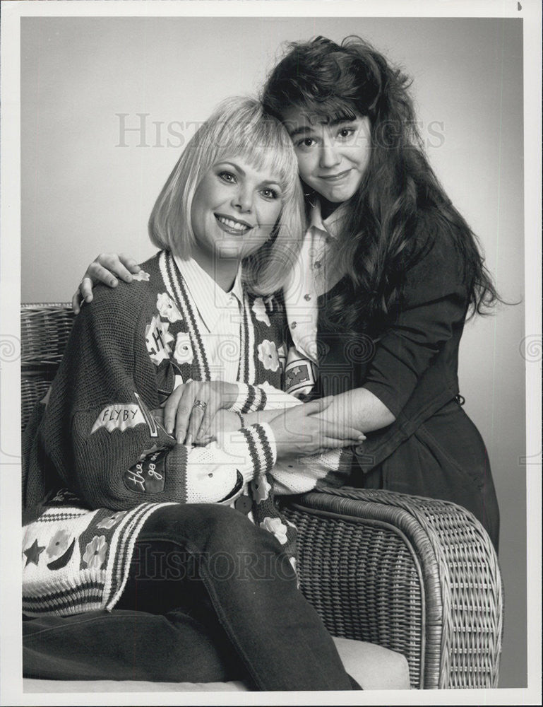 1989 Press Photo Ann Jillian &amp; Lisa Reiffel on &quot;Ann Jillian&quot; - Historic Images