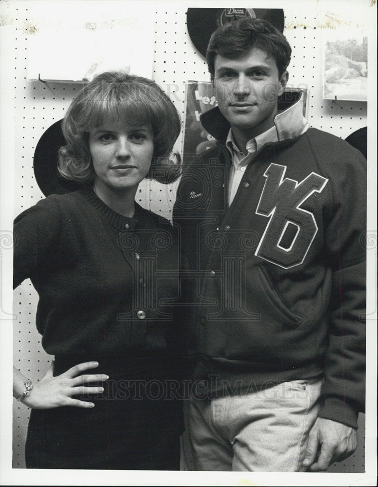 1988 Press Photo Timothy Daly and Eve Gordon star in CBS&#39; &quot;Almost Grown&quot; - Historic Images