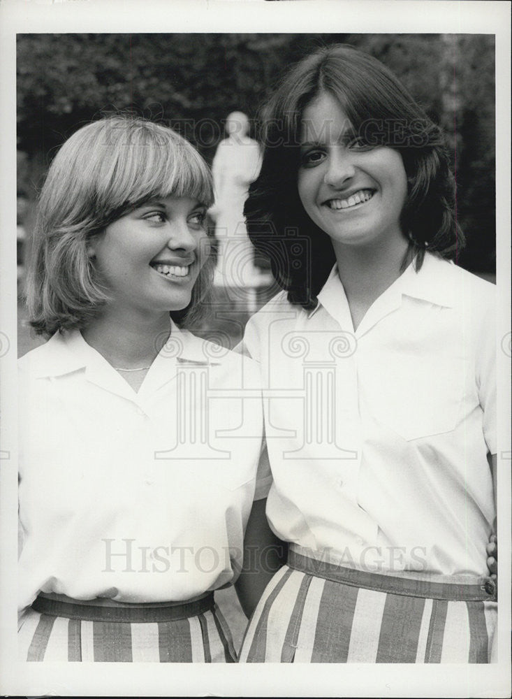 1977 Press Photo Actress Kyle Aletter and Elissa Leeds - Historic Images