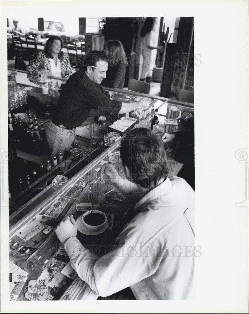 1993 Press Photo The Loco Bar And Grill David Estrada - Historic Images