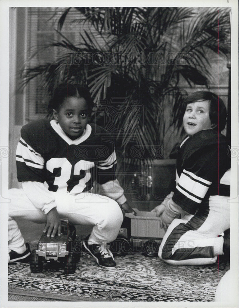 1985 Press Photo Keisha Knight Pulliam and Peter Costa on The Cosby Show - Historic Images