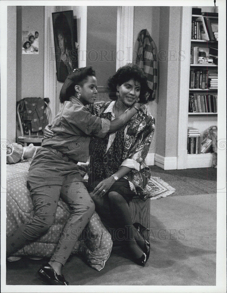 1986 Press Photo &quot;The cosby Show&quot;Tempestt Bledsoe &amp; Phylicia Rashad - Historic Images