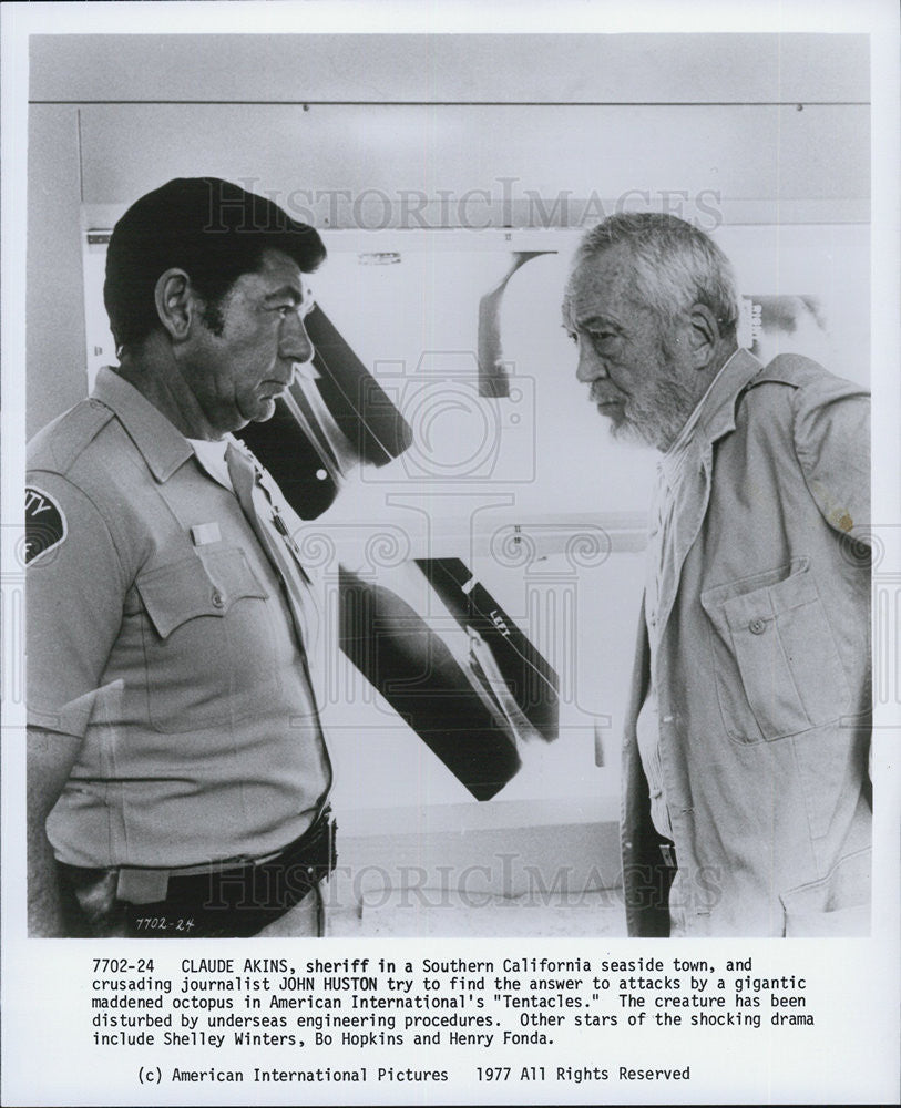 1977 Press Photo Claude Akins and John Huston in &quot;Tentacles&quot; - Historic Images