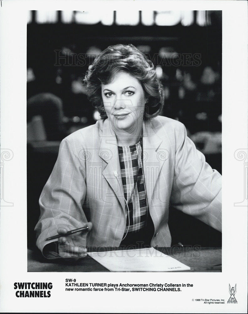 1988 Press Photo Kathleen Turner Switching Channels Film Star - Historic Images
