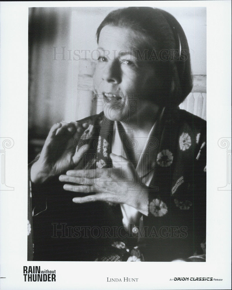 1992 Press Photo Actress Linda Hunt Starring In "Rain Without Thunder" Orion - Historic Images