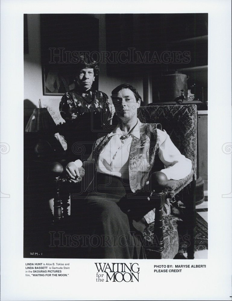 Press Photo Linda Hunt & Linda Bassett In The Film "Waiting For The Moon" - Historic Images