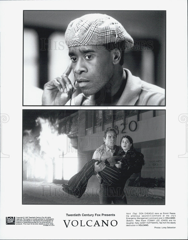 1997 Press Photo Don Cheadle &lt;Tommy Lee Jones,Gaby Hoffman &quot;Volcano&quot; - Historic Images