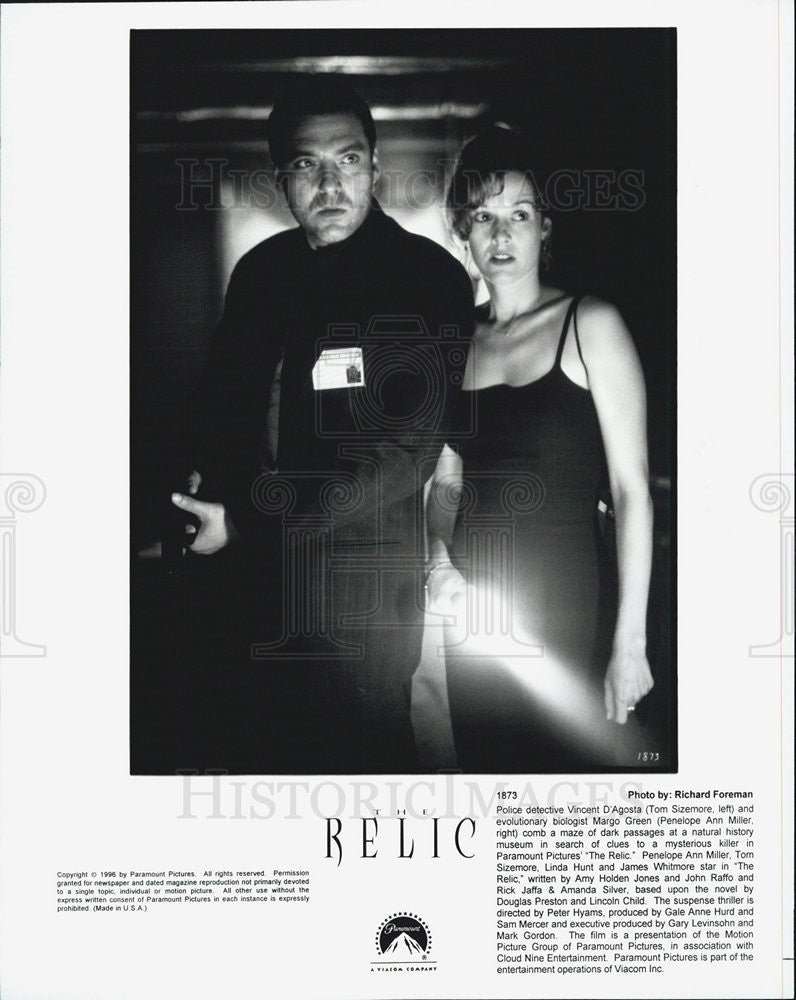 1996 Press Photo Tom Sizemore &amp;Penelope Ann Miller in &quot;Relic&quot; - Historic Images