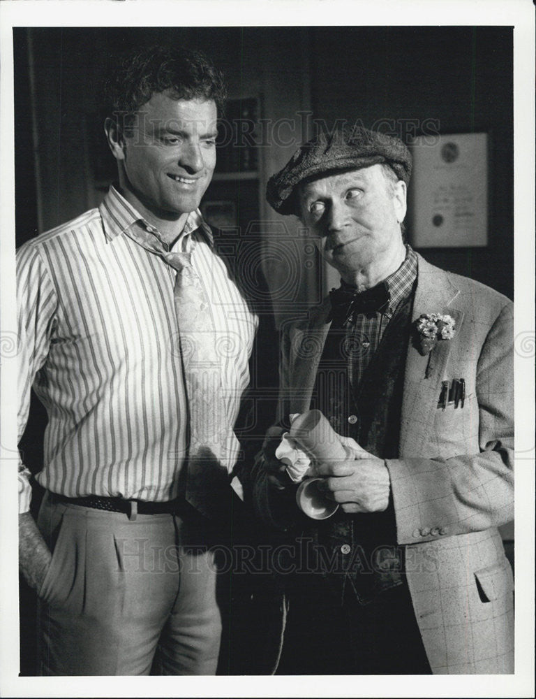 1987 Press Photo Knots Landing Kevin Dobson Red Buttons - Historic Images