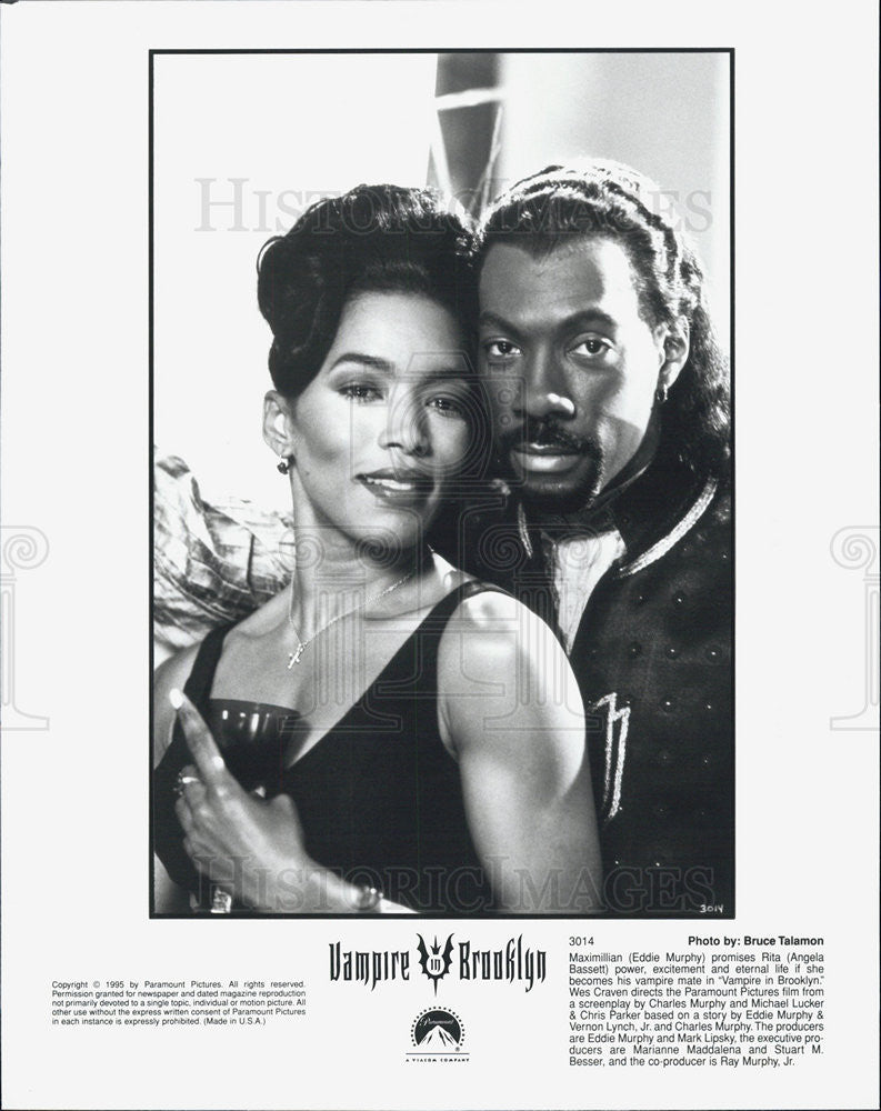 1995 Press Photo of Angela Bassett & Eddie Murphy in "Vampire in Brooklyn" - Historic Images