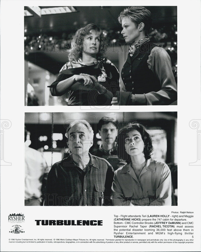 1996 Press Photo Lauren Holly in "Turbulence" - Historic Images