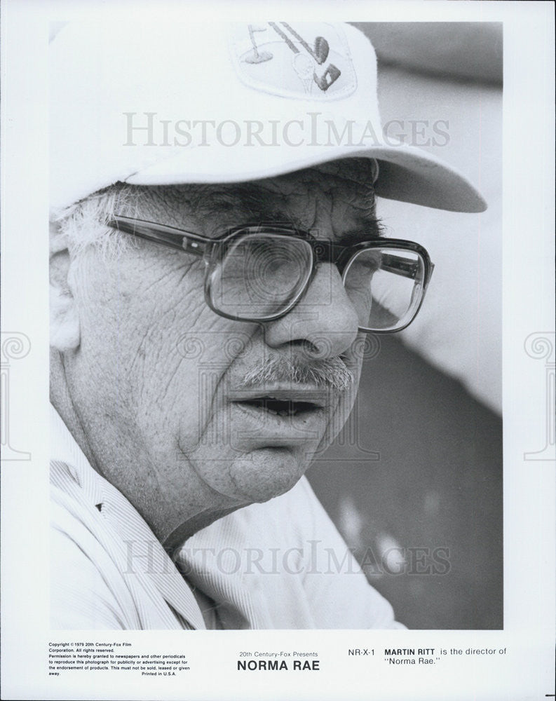 1979 Press Photo Martin Ritt directs the film &quot;Norma Rae.&quot; - Historic Images