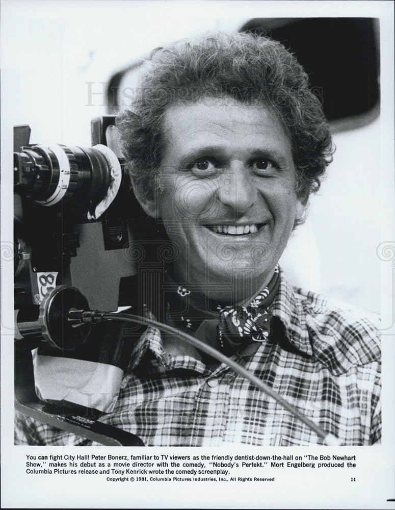 1981 Press Photo Peter Bonerz directs the movie &quot;Nobody&#39;s Perfekt.&quot; - Historic Images