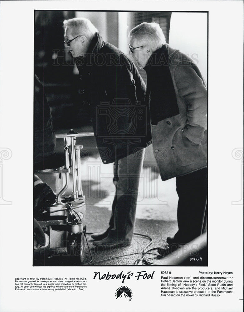 1994 Press Photo Paul Newman reviews a scene in &quot;Nobody&#39;s Fool.&quot; - Historic Images