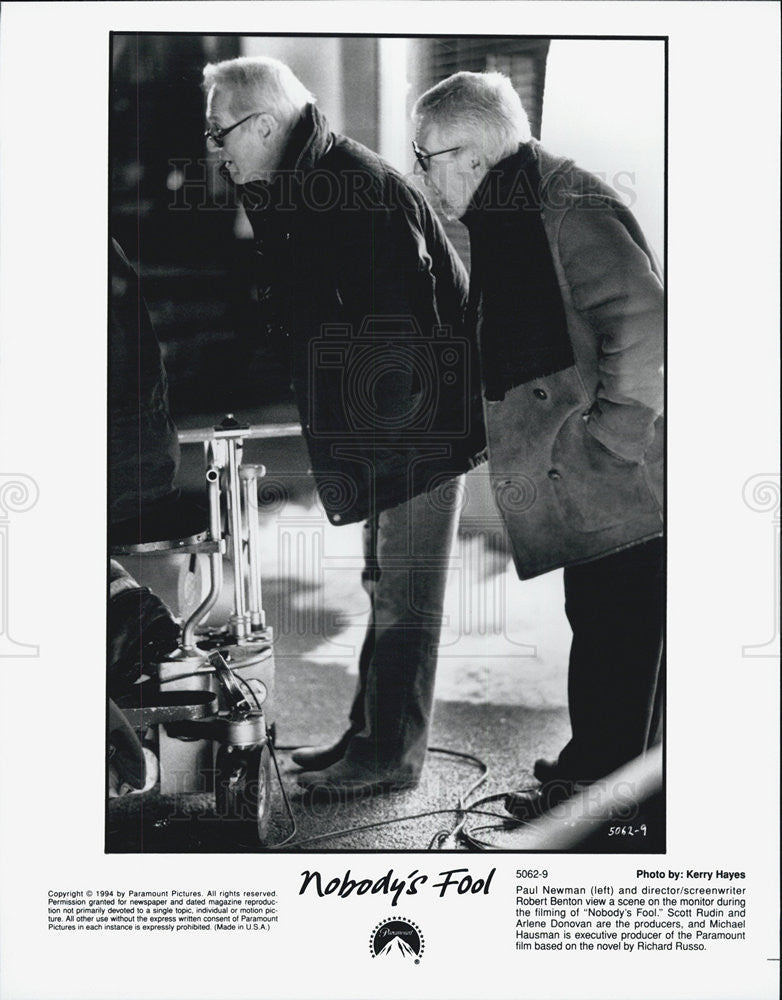 1994 Press Photo Paul Newman reviews a scene in "Nobody's Fool." - Historic Images