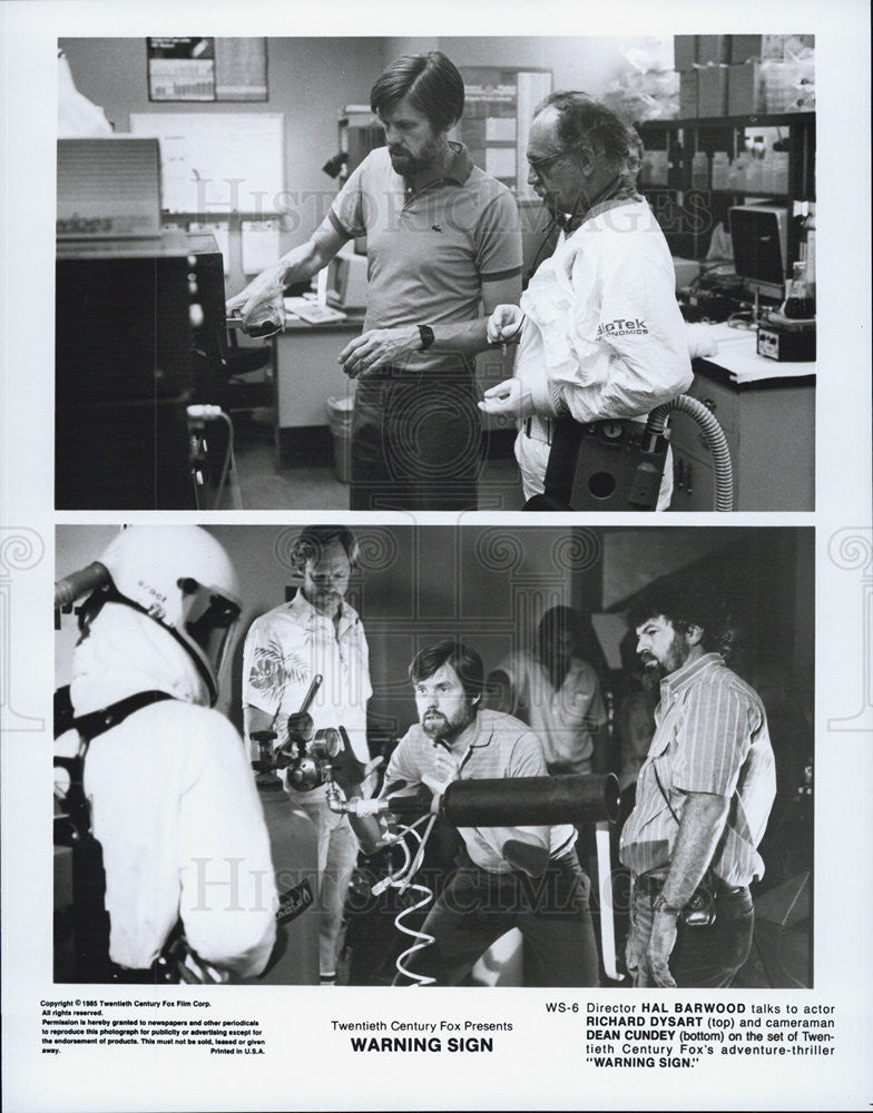 1985 Press Photo of Director Hal Barnwood talks to actor Richard Dysart - Historic Images
