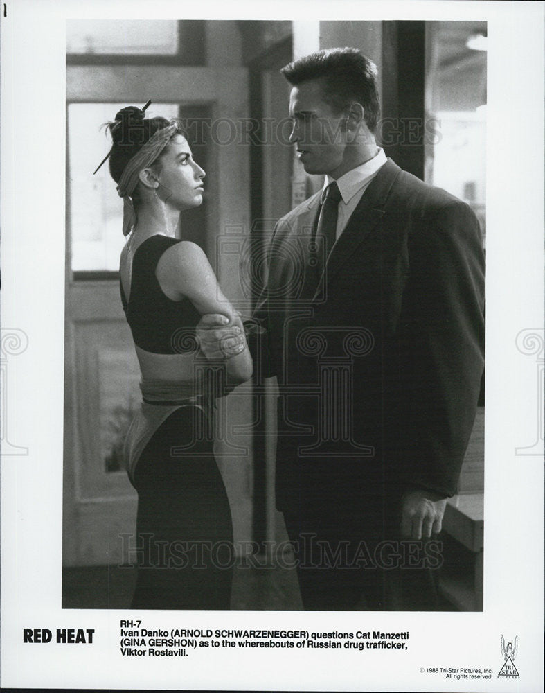 1988 Press Photo of Actor Arnold Schwarzenegger and Actress Gina Gershon. - Historic Images