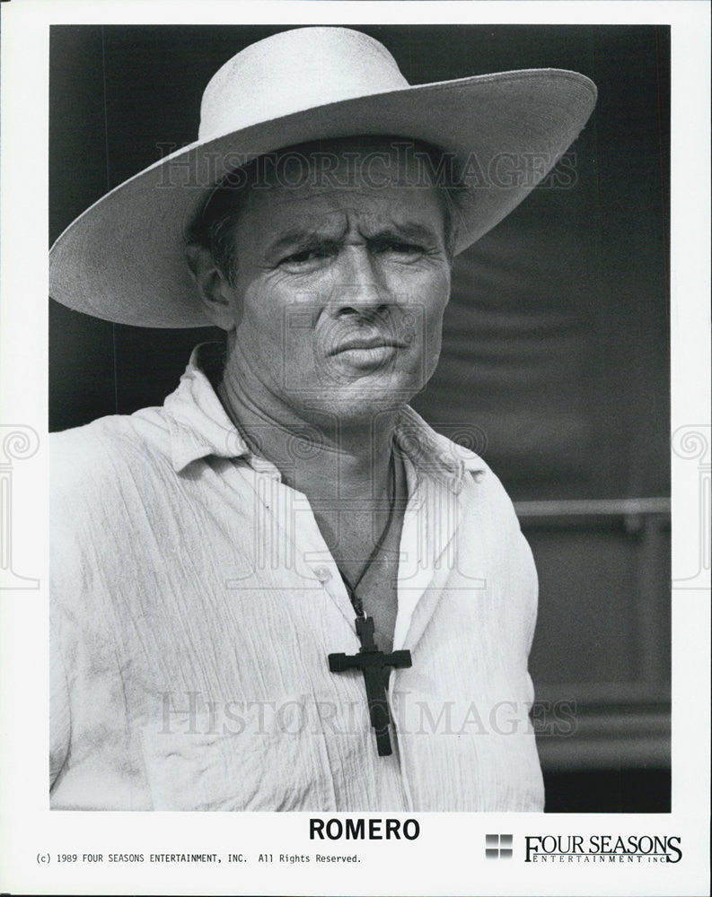 1989 Press Photo Raul Julia in "Romero" - Historic Images