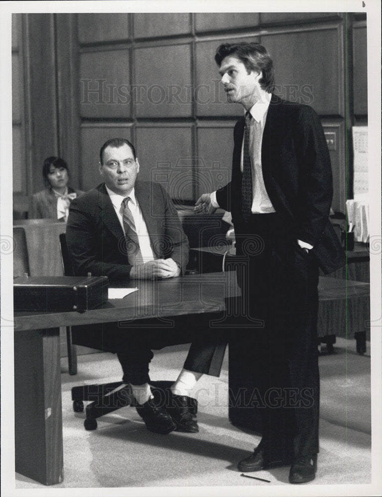 1988 Press Photo Harry Hamlin &amp; Larry Drake in &quot;L.A. Law&quot; - Historic Images