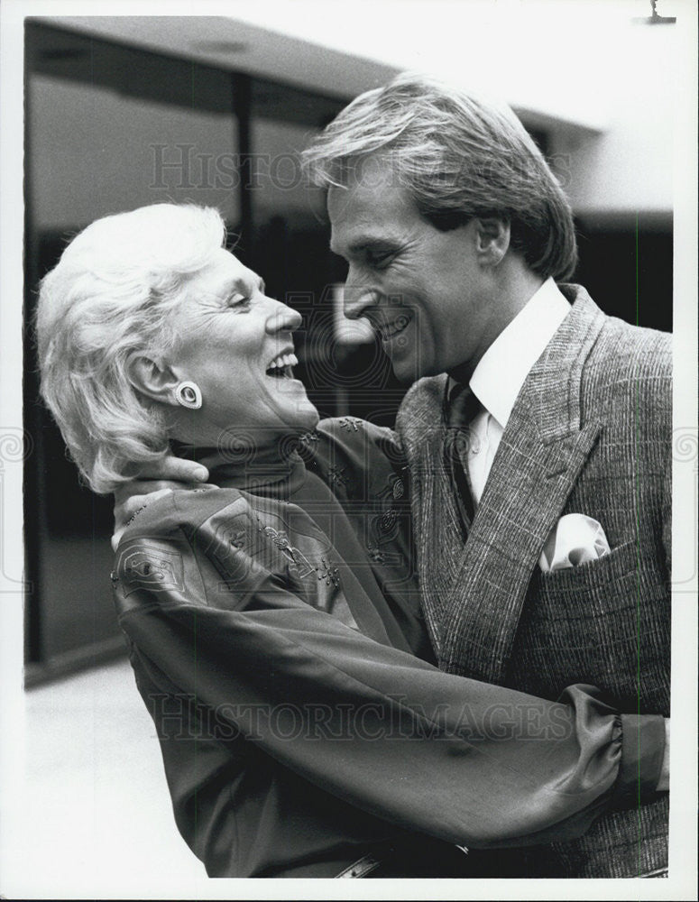 1987 Press Photo Actor Corbin Bersen With Mother Actress Jeanne Cooper - Historic Images