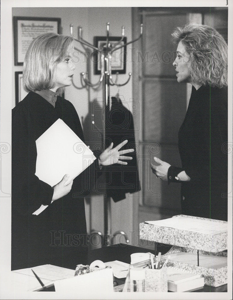 1990 Press Photo Susan Dey &amp;Jill Eikenberry on &quot;L.A.Law&quot; - Historic Images