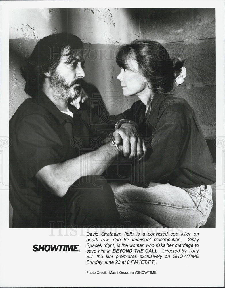 1996 Press Photo David Strathairn &amp; Sissy Spacek in &quot;Beyond the Call&quot; - Historic Images