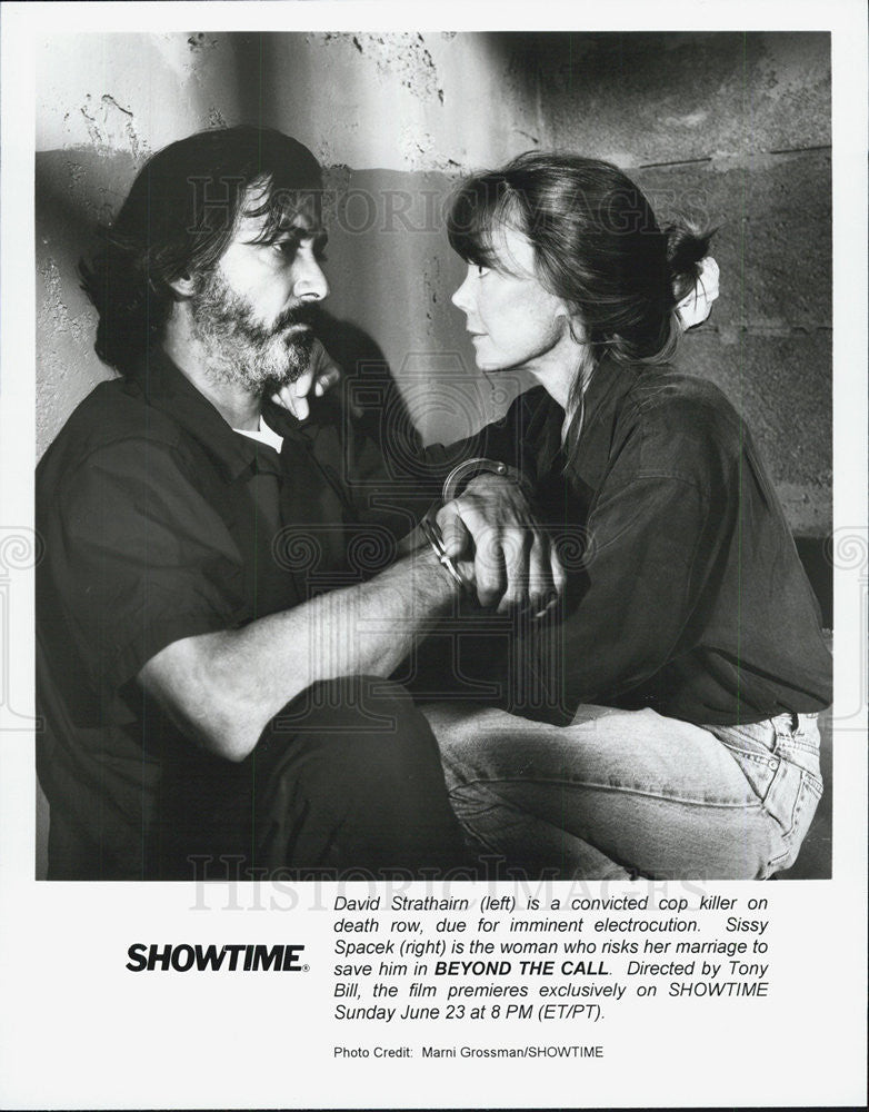 1996 Press Photo David Strathairn & Sissy Spacek in "Beyond the Call" - Historic Images