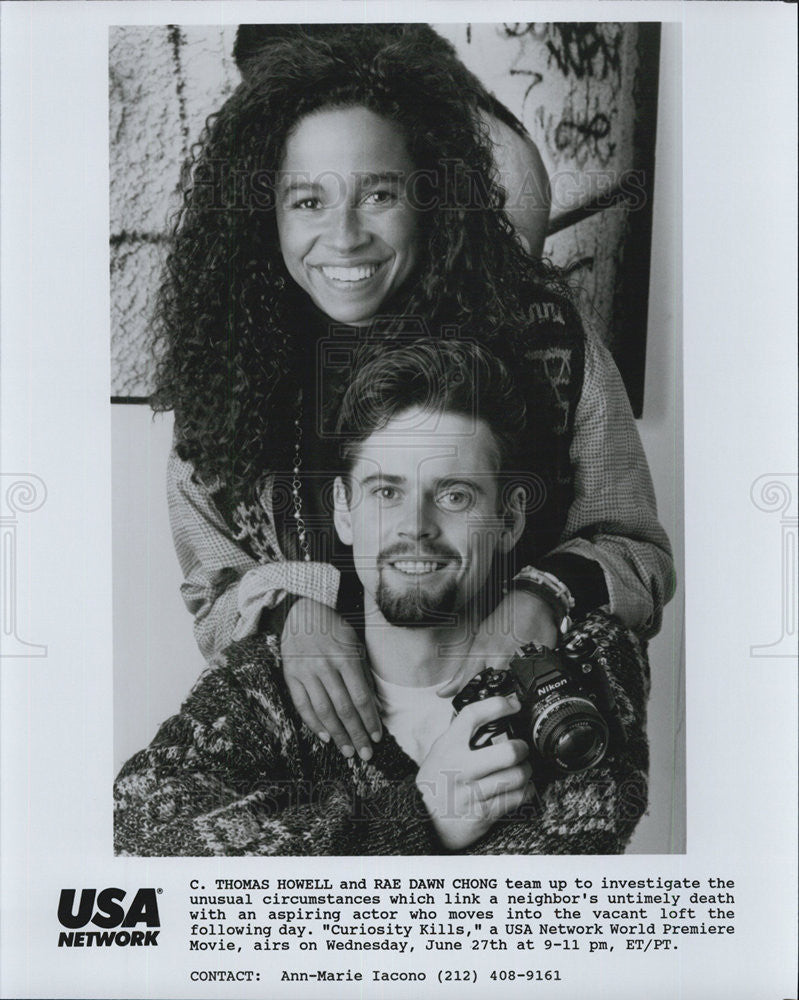 1990 Press Photo C Thomas Howell &amp; Rae Dawn Chong in &quot;Curiosity Kills&quot; - Historic Images