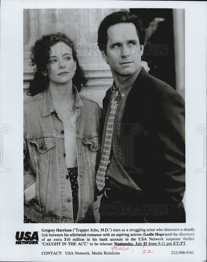 Press Photo of Leslie Hope &amp; Gregory Harrison in &quot;Caught in the Act&quot; - Historic Images