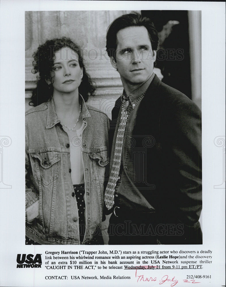 2004 Press Photo of Gregory Harrison &amp; Leslie Hope in &quot;Caught in the Act&quot; - Historic Images