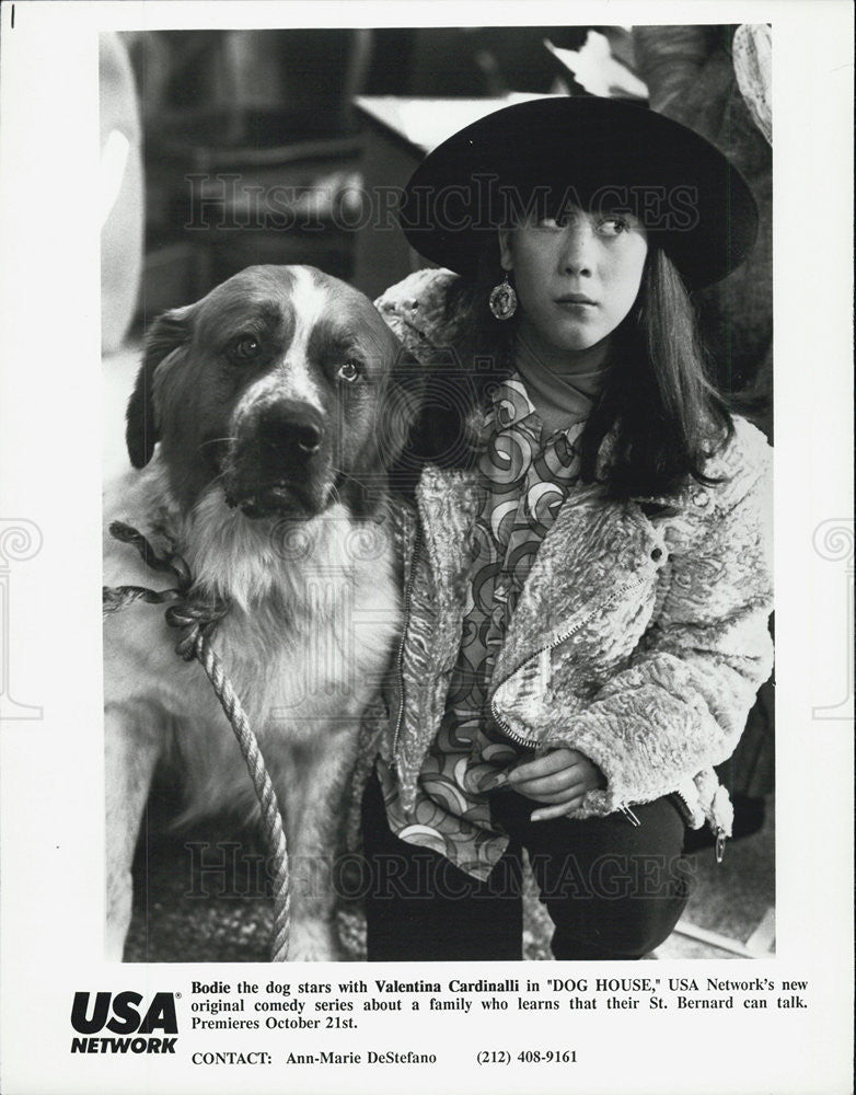 1990 Press Photo Valentina Cardinalli in "Dog House" and Bodie the dog. - Historic Images