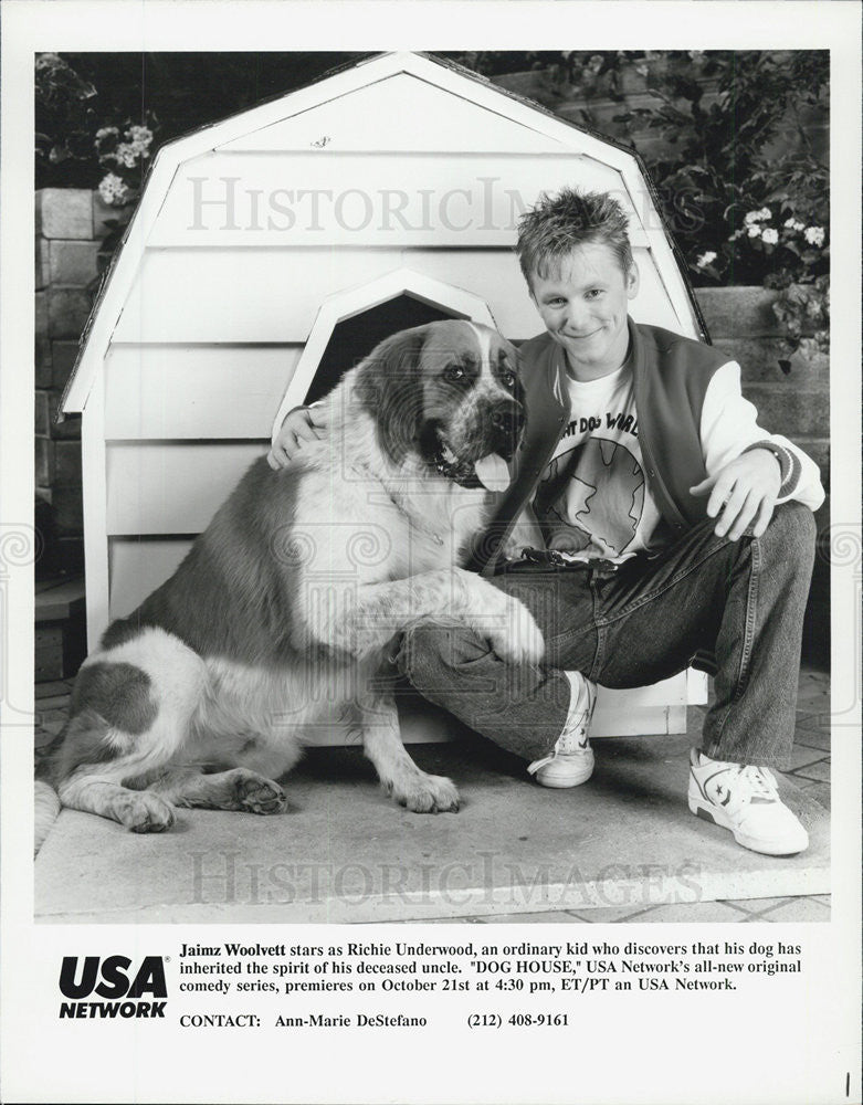 1990 Press Photo Jaimz Woolvet in &quot;Dog House.&quot; - Historic Images