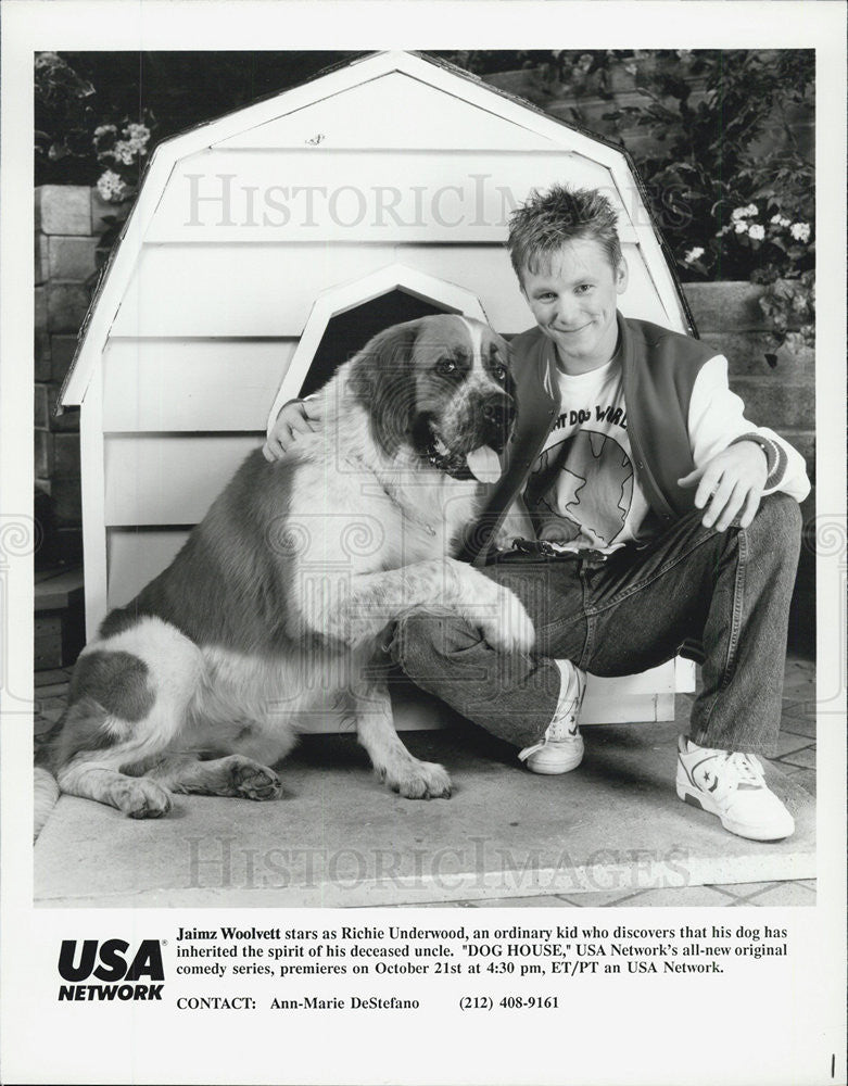 1990 Press Photo Jaimz Woolvet in "Dog House." - Historic Images