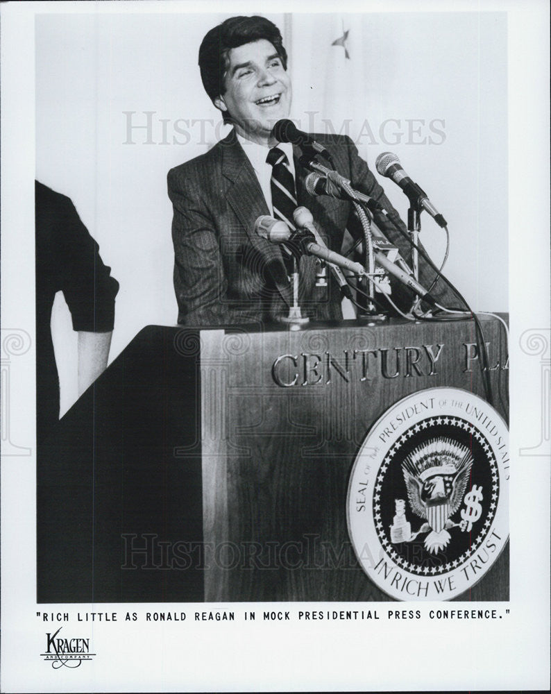 Press Photo Rich Little as Ronald Reagan in a mock presidential press conf. - Historic Images