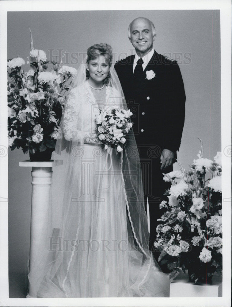 1981 Press Photo Lauren Tewes &amp; Gavin MacLeod on &quot;The Love Boat&quot; - Historic Images