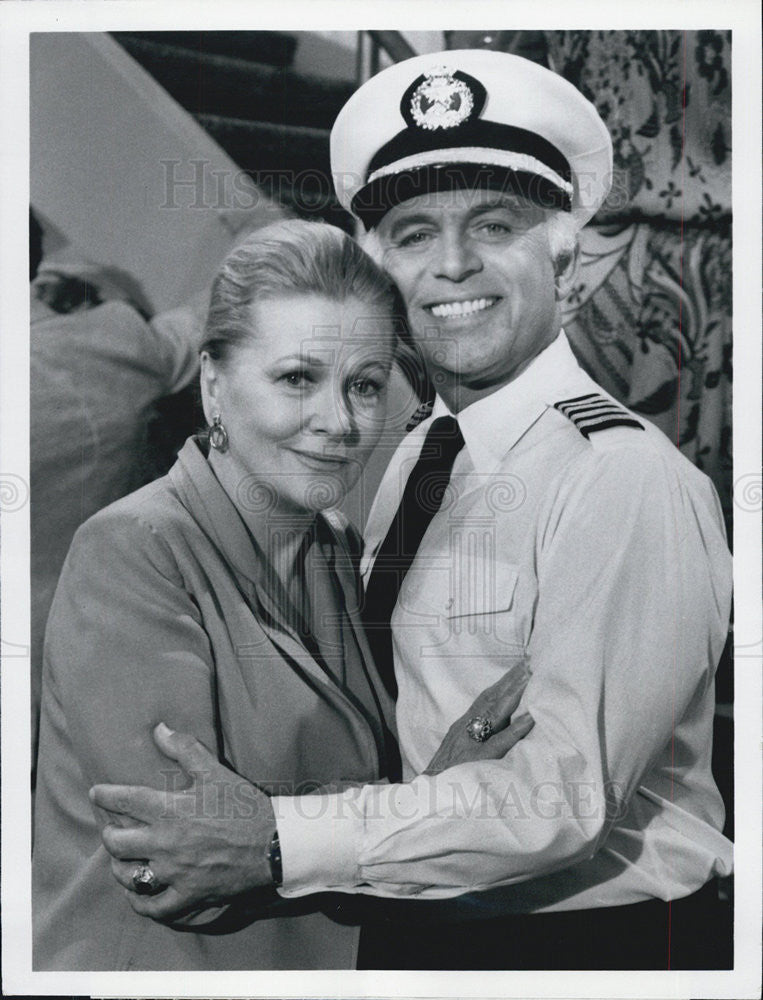 1981 Press Photo Joan Fontaine &amp; Gavin MacLeod on &quot;The Love Boat&quot; - Historic Images