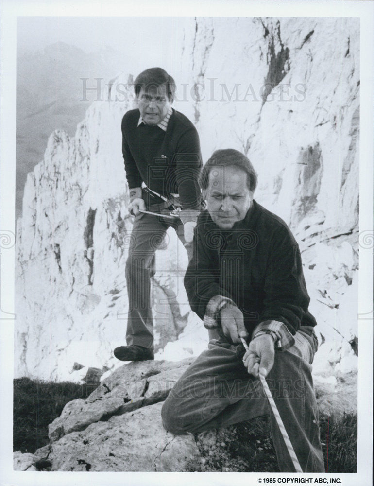 1985 Press Photo Robert Wagner &amp; John Standing on &quot;Lime Street&quot; - Historic Images