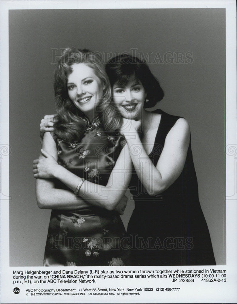 1989 Press Photo Marg Helgenberger &amp; Dana Delany on &quot;China Beach&quot; - Historic Images