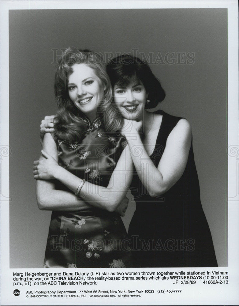 1989 Press Photo Marg Helgenberger & Dana Delany on "China Beach" - Historic Images