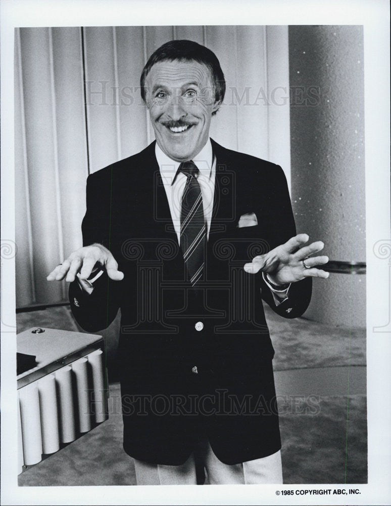 Press Photo of  Bruce Forsyth is an English TV personality. - Historic Images