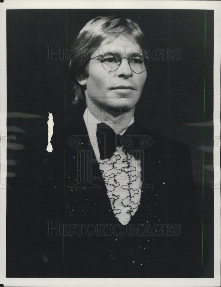 1979 Press Photo John Denver hosting 12th Grammy awards singer musician - Historic Images