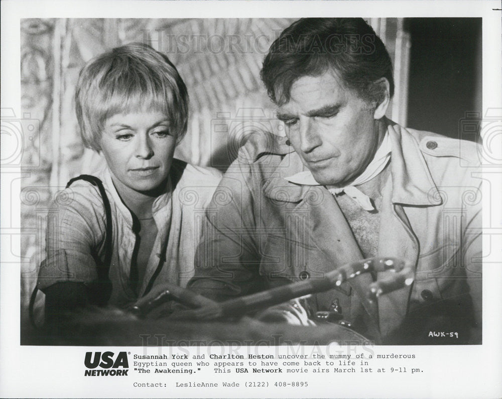 Press Photo Susannah York And Charlton Heston In USA Network Movie The Awakening - Historic Images