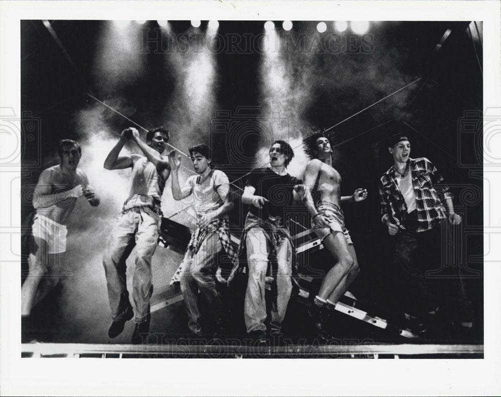 Press Photo Dein Perry cast Tap Dogs Detroit Opera House - Historic Images