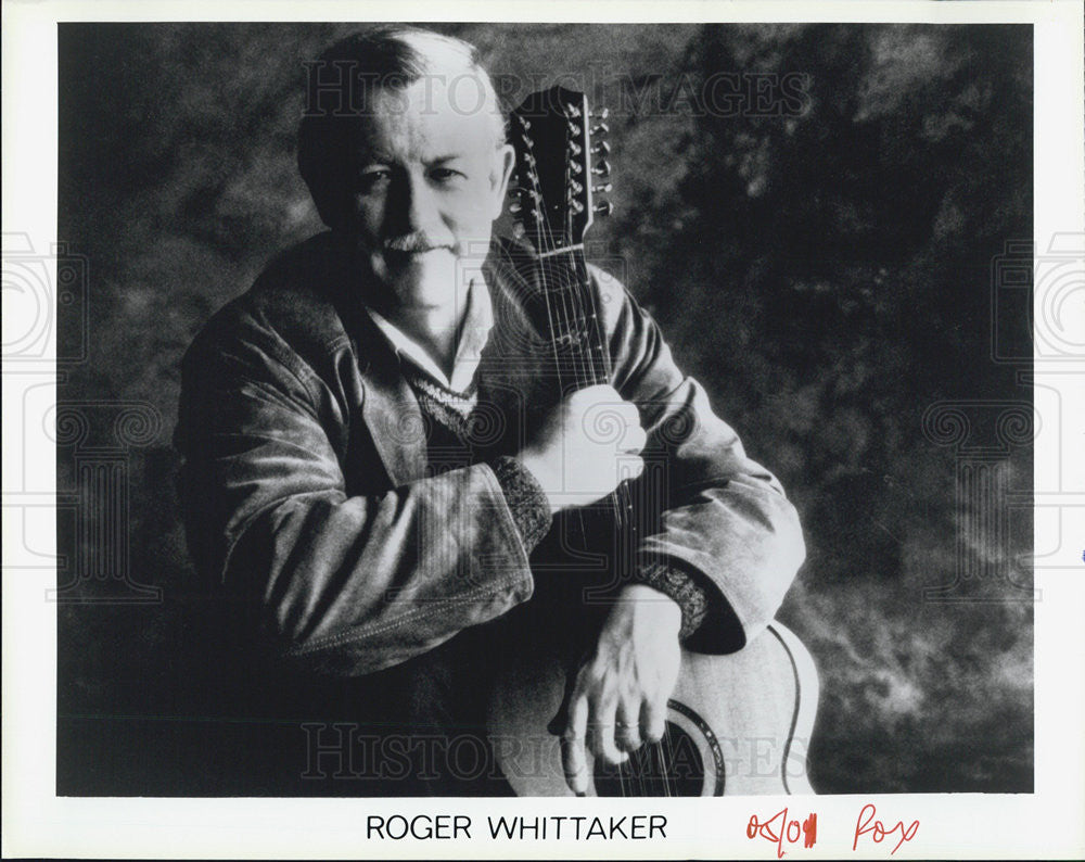 Press Photo Roger Whittaker guitarist - Historic Images