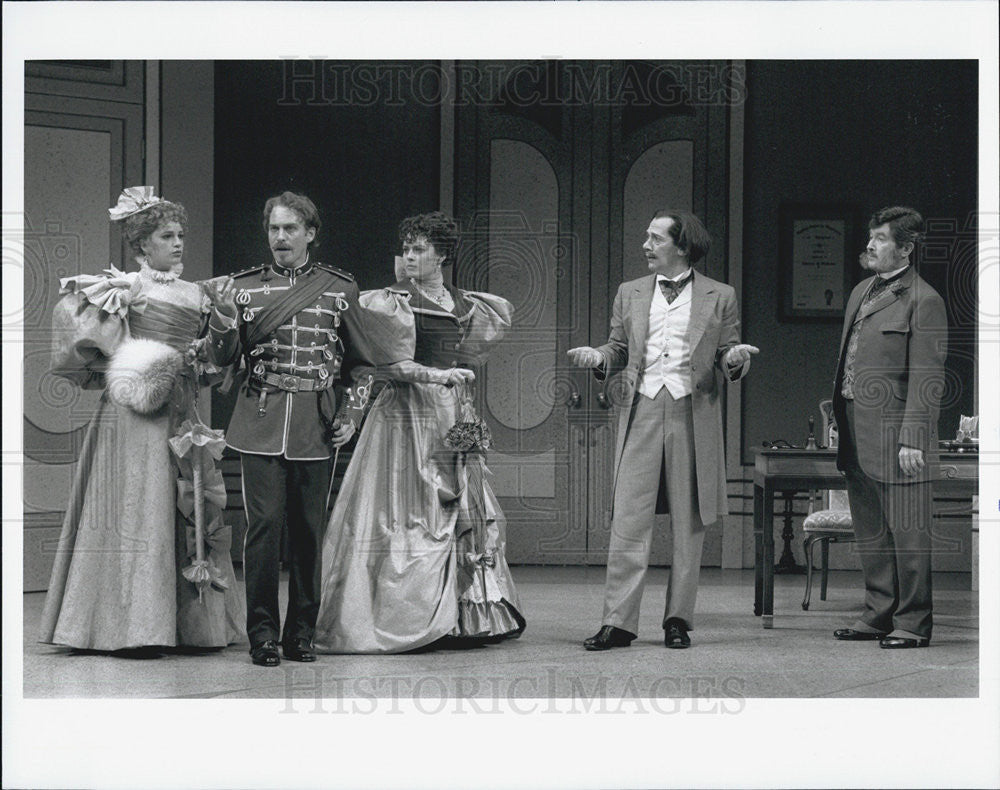 1995 Press Photo A FITTING CONFUSION Jennifer Gould Wayne West Marion Day - Historic Images