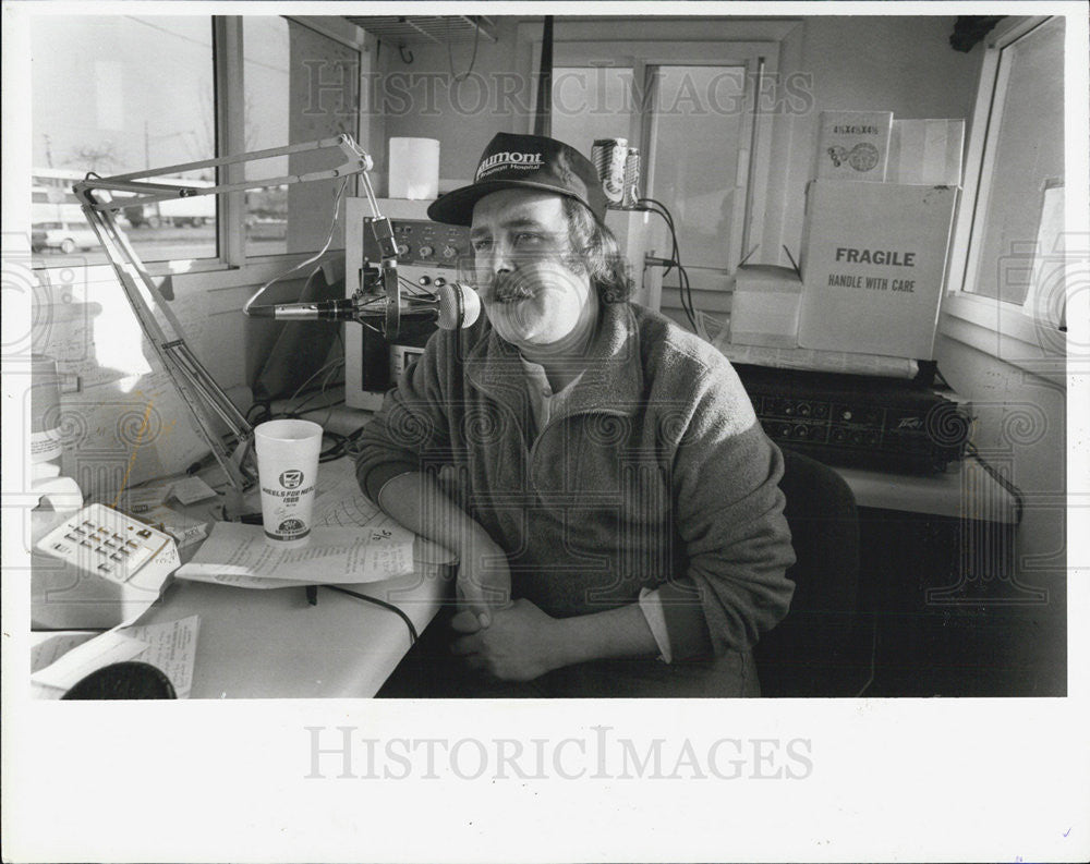 1989 Press Photo Bob Bauer WLLZ Deejay Radio Entertainer - Historic Images