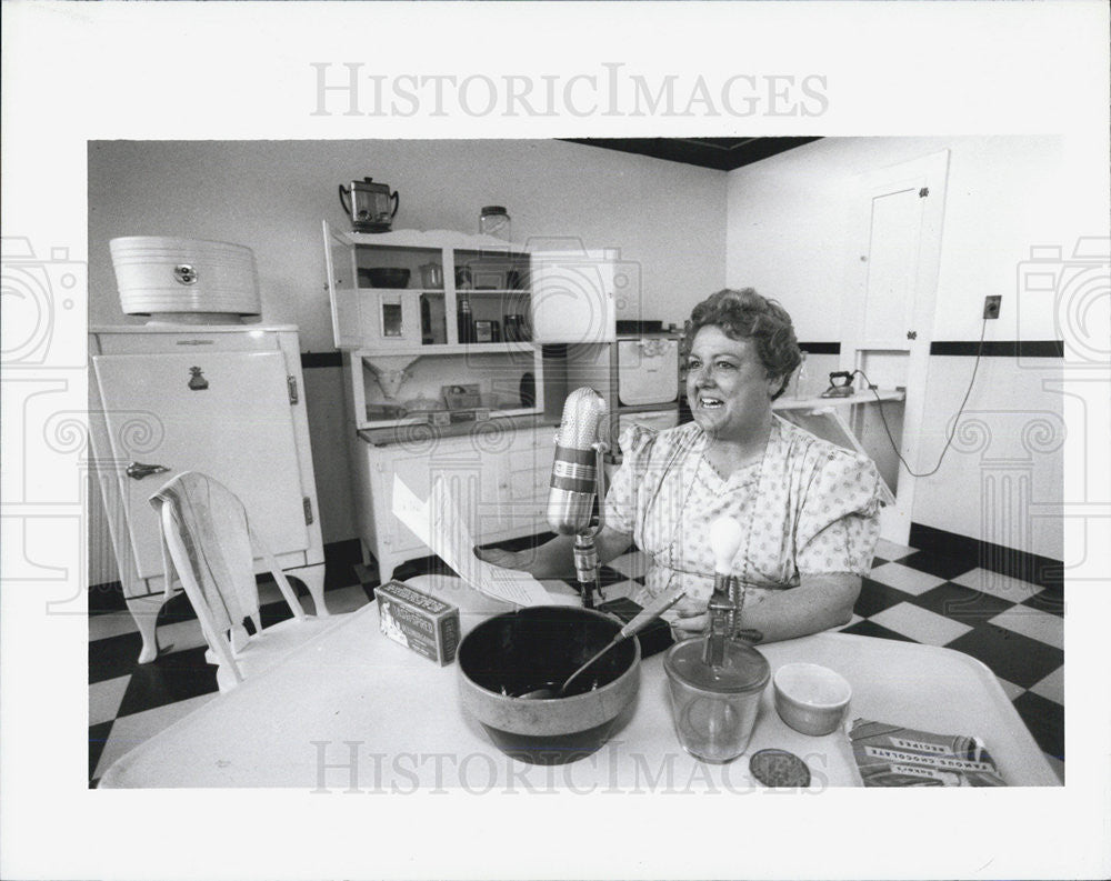 1990 Press Photo Diane Atkins Aunt Samey Radio Cooking Show - Historic Images