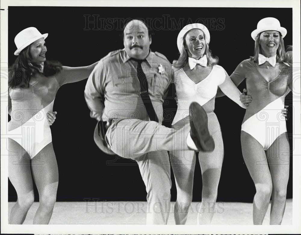 Press Photo Mills Watson with dancers,on Lobo - Historic Images