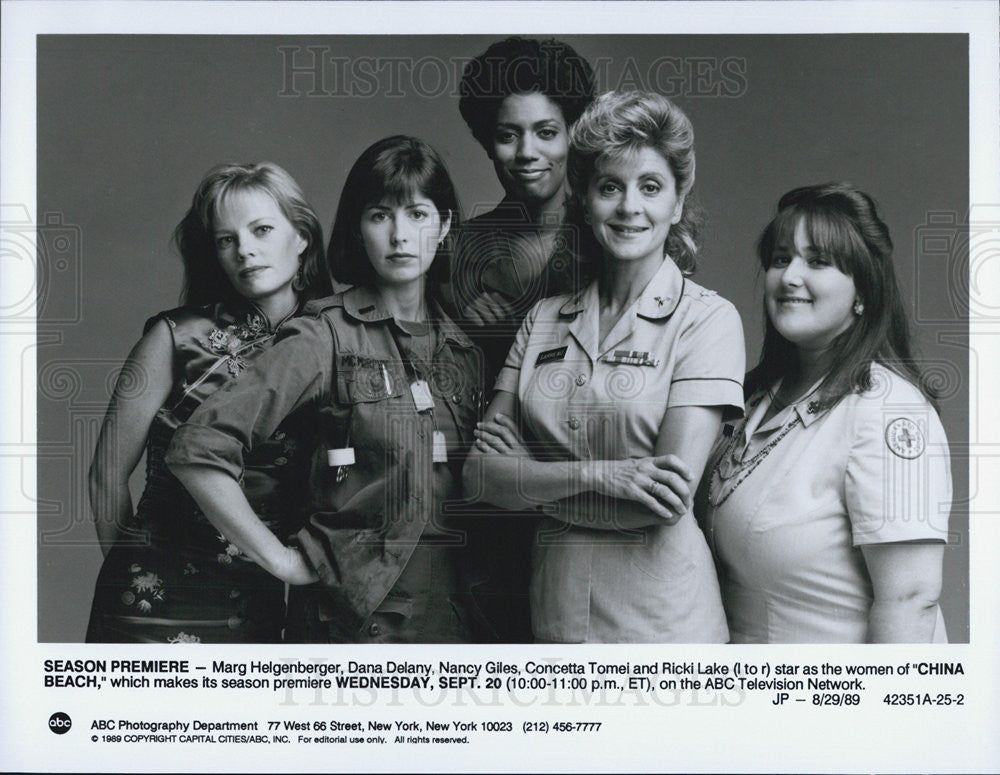 1989 Press Photo Marg Helgenberger Dana Delany Nancy Giles in China Beach - Historic Images